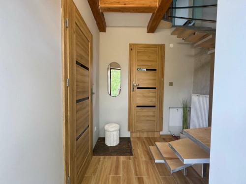 a hallway with a wooden door and wooden floors at Dom Skośna Kraśnik in Kraśnik