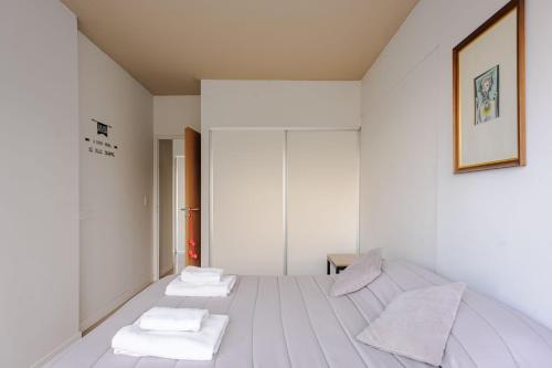 a room with two beds with white pillows at Kóor Stays - Australis in Ushuaia