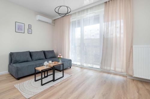 Air-conditioned Apartment with a Balcony in the City Centre by Noclegi Renters