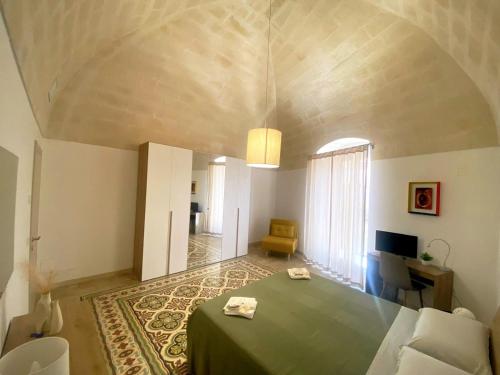 a living room with a green bed and a desk at Somnium Vitae - Casa Vacanze in Montescaglioso