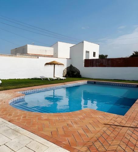Chalet con piscina privada no aceptamos grupos de jovenes