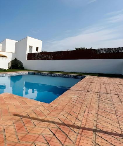 Chalet con piscina privada no aceptamos grupos de jovenes