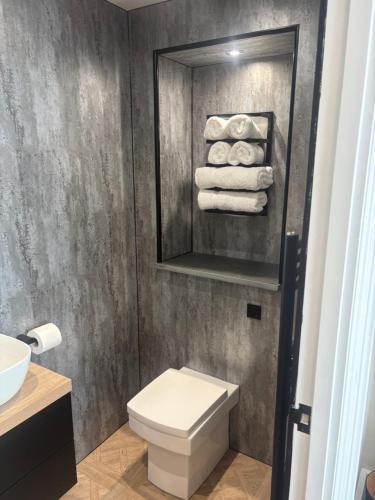 a bathroom with a toilet and some towels at Strathmore Guest house in Fort William