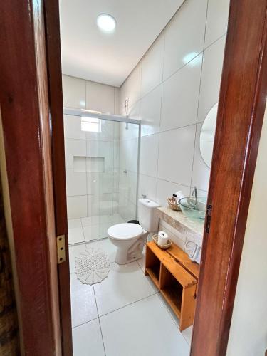 a bathroom with a toilet and a sink at Pousada Makai - Cajueiro da Praia in Barra Grande