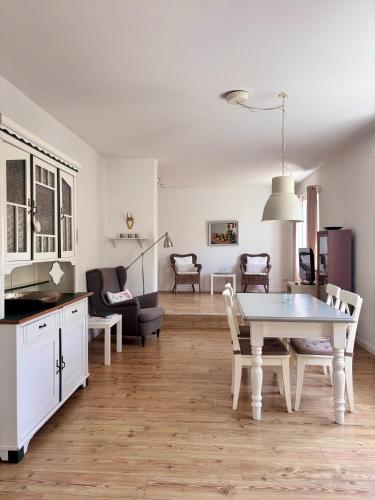 a kitchen and living room with a table and chairs at Ferienwohnung Zeitweise in Bünsdorf am Wittensee in Bünsdorf