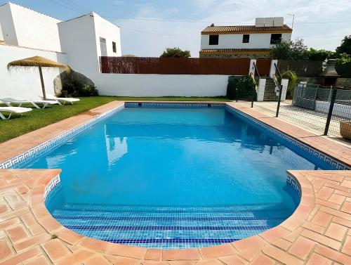 Chalet con piscina privada no permitimos grupos de jovenes