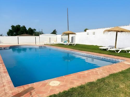 Chalet con piscina privada no permitimos grupos de jovenes