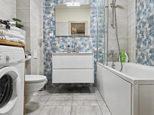 a bathroom with a sink and a tub and a toilet at Konstanzer 95 - Cozy Studio - Iulius Mall - AC in Iaşi