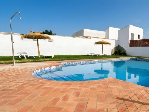 Chalet con piscina privada no permitimos grupos de jovenes
