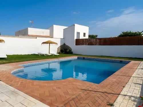 Chalet con piscina privada no permitimos grupos de jovenes