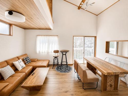 HAKUBA House LuckyStar5 next to shuttle bus station ,711 ,restaurants Modern Chalet