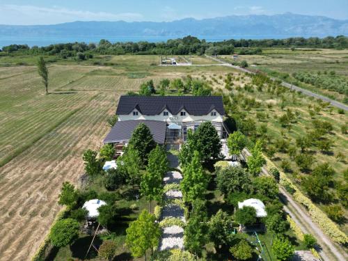 eine Luftaufnahme eines Hauses auf einem Feld in der Unterkunft Hotel Culaj in Koplik
