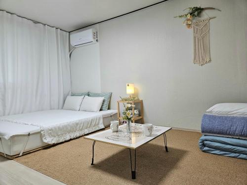 a room with a bed and a coffee table at 행궁동-House1 in Suwon