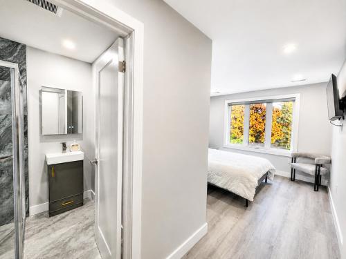 a bedroom with a bed and a window at Luxury Nest B&B in Niagara-on-the-Lake