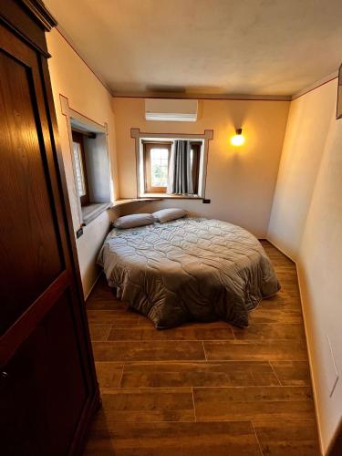 a bedroom with a bed in the corner of a room at Costa Alta - Casa Vacanze in Arcevia