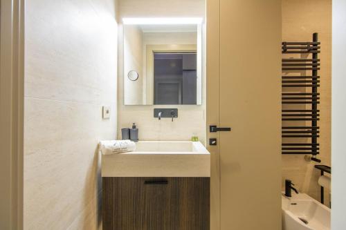 Luxury in the center 1bedroom apartment with AC and balcony