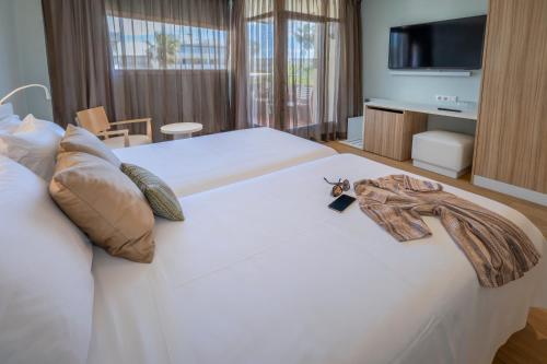 Llit o llits en una habitació de Mònica Hotel
