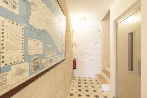 ein Flur mit einer Weltkarte an der Wand in der Unterkunft Suite 1 in Maó