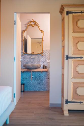 ein Badezimmer mit Spiegel und Waschbecken in der Unterkunft Relais Monastero in Podenzano