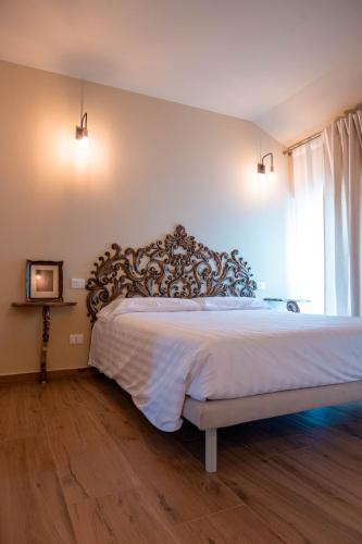 ein Schlafzimmer mit einem großen Bett in einem Zimmer in der Unterkunft Relais Monastero in Podenzano