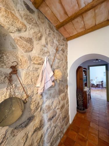 a stone wall in a room with a sink at Antico Stazzo Gallurese in Luogosanto