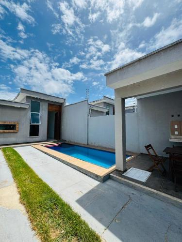 a swimming pool in the backyard of a house at Casa Perfeita Paracuru in Paracuru