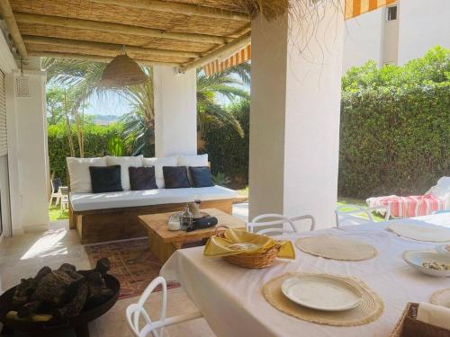 Apartamento con diseño, jardín privado, piscina comunitaria y acceso directo playa arenal by homeprive