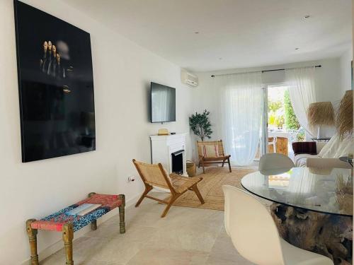Apartamento con diseño, jardín privado, piscina comunitaria y acceso directo playa arenal by homeprive