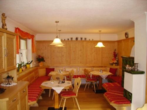 uma sala de jantar com mesas e cadeiras vermelhas em Komfortzimmer Widauer em Ebbs