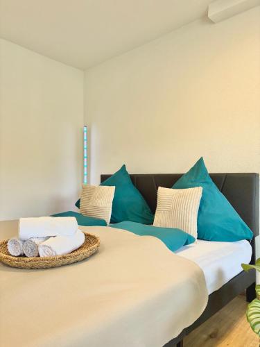 ein Schlafzimmer mit einem großen Bett und blauen Kissen in der Unterkunft Hill-Suite in Cochem