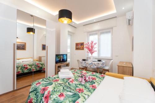 a living room with a bed and a mirror at APARTMENTS VISTALLIHOUSE in Bergamo