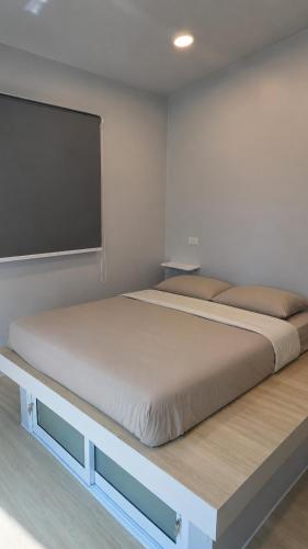 a large bed in a room with at ชนแดนวิวเขา in Chon Daen
