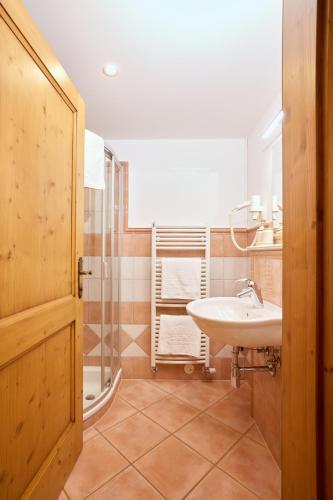 ein Badezimmer mit Waschbecken und Dusche in der Unterkunft Esterer in Grödig