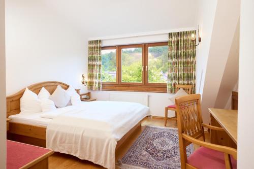 ein Schlafzimmer mit einem Bett und einem Fenster in der Unterkunft Esterer in Grödig