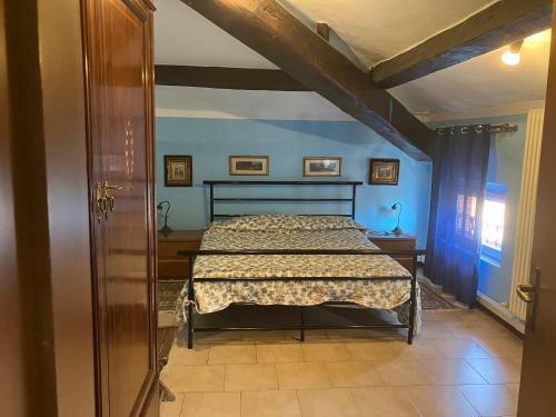 a bedroom with a bed in a room at Fondobanchetto in Ferrara