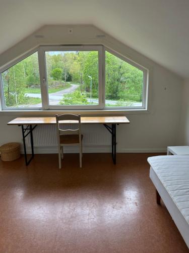 a desk with a chair in a room with a window at Halek Hem - Haga Nest in Haga