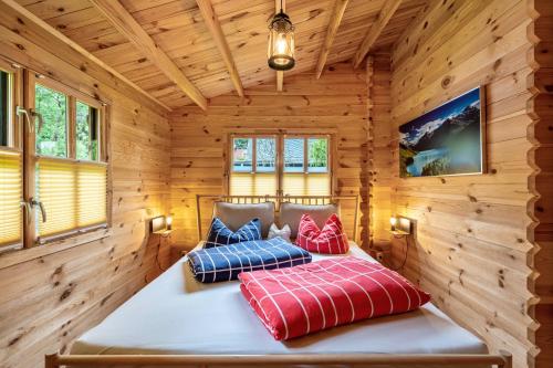 a room with a bed in a log cabin at Adler Sommerhaus Oderwitz in  Oderwitz