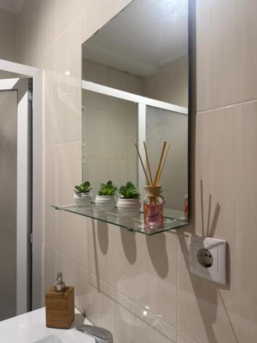 a bathroom with a mirror and a sink at Quarto Bica Central in Lisbon