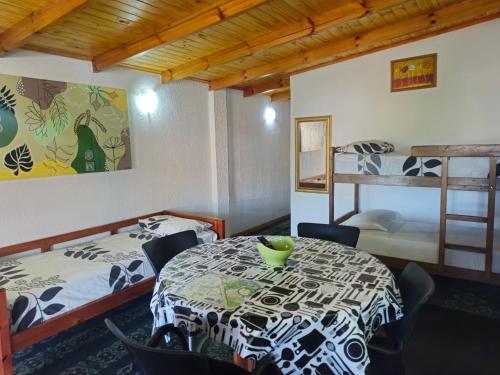 a room with a table and a bunk bed at Raíces Cataratas in Puerto Iguazú