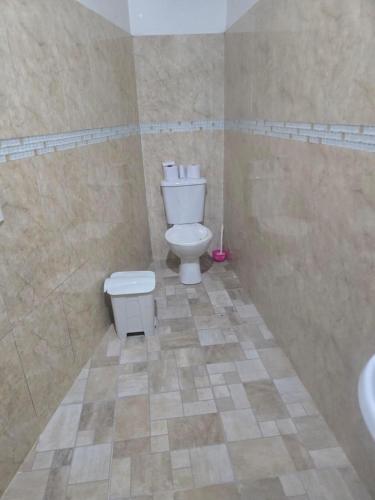 a bathroom with a toilet and a sink at Casa grande perfeita para grupos em Macapá in Macapá