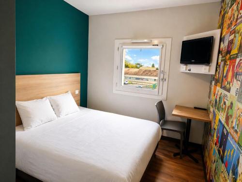 a hotel room with a bed and a window at hotelF1 Orange Centre Echangeur A7 A9 in Orange