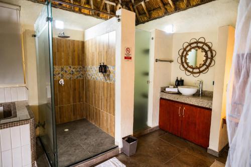 a bathroom with a shower and a sink at Hotel Alto de Pajas Boutique by H&R in Villeta