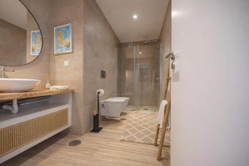 a bathroom with a toilet and a sink and a shower at Entre Patios 1BR Costa Nova Beach in Gafanha da Encarnação