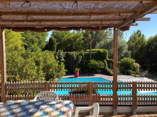a table and chairs under a pergola next to a pool at Lbkn in Toulouse