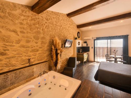 a living room with a tub in a room at Le Lovy , Studio indépendant avec Jacuzzi in Cézac