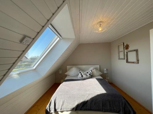 a bedroom with a bed in a attic at Jasmunder Boddenhuus 37 in Glowe