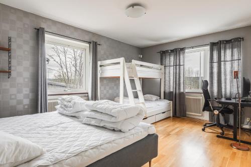 a bedroom with two bunk beds and a desk at Vita Villan - Funäsdalen in Funäsdalen