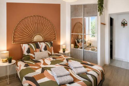 a bedroom with a large bed with pillows on it at Chamotte Hyper Centre WIFI Cosy in Bourg-en-Bresse