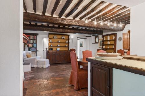 a kitchen and living room with a table and chairs at La Migliana by Nicola Real Estate in Corsanico-Bargecchia