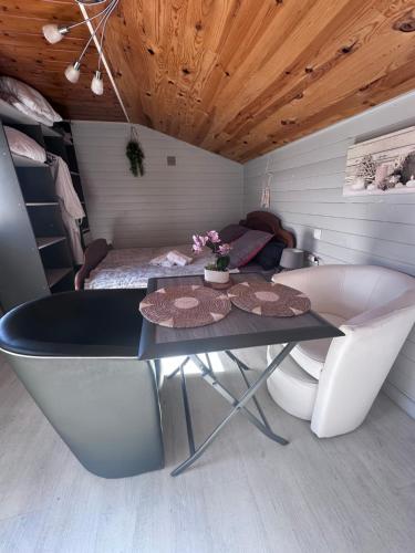 a room with a table and chairs and a bedroom at Le Petit Farfadet in Flangebouche